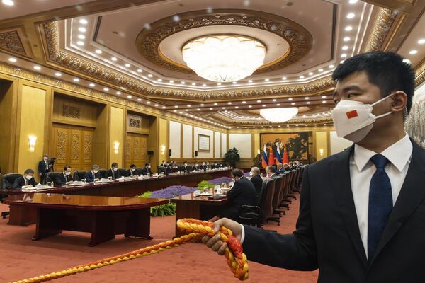 میخائیل میشوستین، نخست وزیر روسیه و لی کیانگ، نخست وزیر چین، هنگام مذاکرات در  پکن - اسپوتنیک افغانستان  
