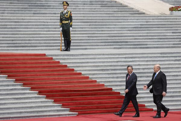 لی کیانگ، نخست وزیر چین، در مراسم استقبال از میخائیل میشوستین، نخست وزیر روسیه در پکن - اسپوتنیک افغانستان  
