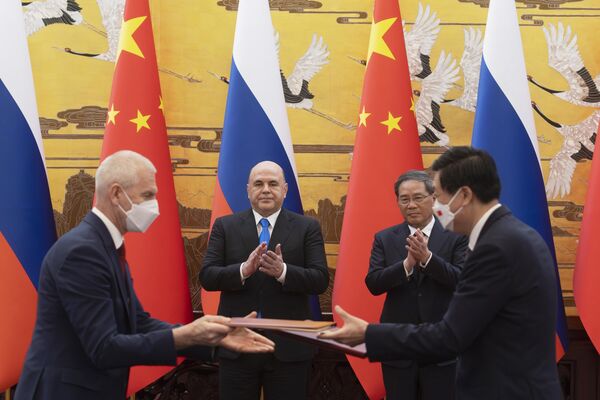 میخائیل میشوستین، نخست وزیر روسیه، سمت چپ، و لی کیانگ، نخست وزیر چین، در مراسم امضای قرارداد در پکن - اسپوتنیک افغانستان  