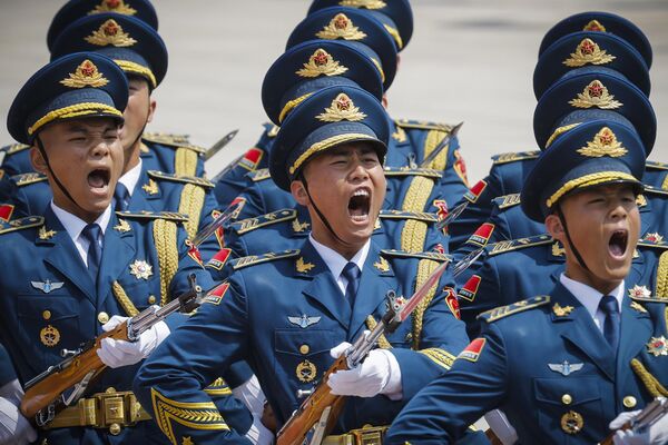 اعضای گارد افتخاری چین در مراسم استقبال از نخست وزیر روسیه میخائیل میشوستین در پکن - اسپوتنیک افغانستان  