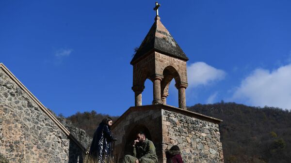 Верующие у церкви монастыря Дадиванк в Нагорном Карабахе - اسپوتنیک افغانستان  