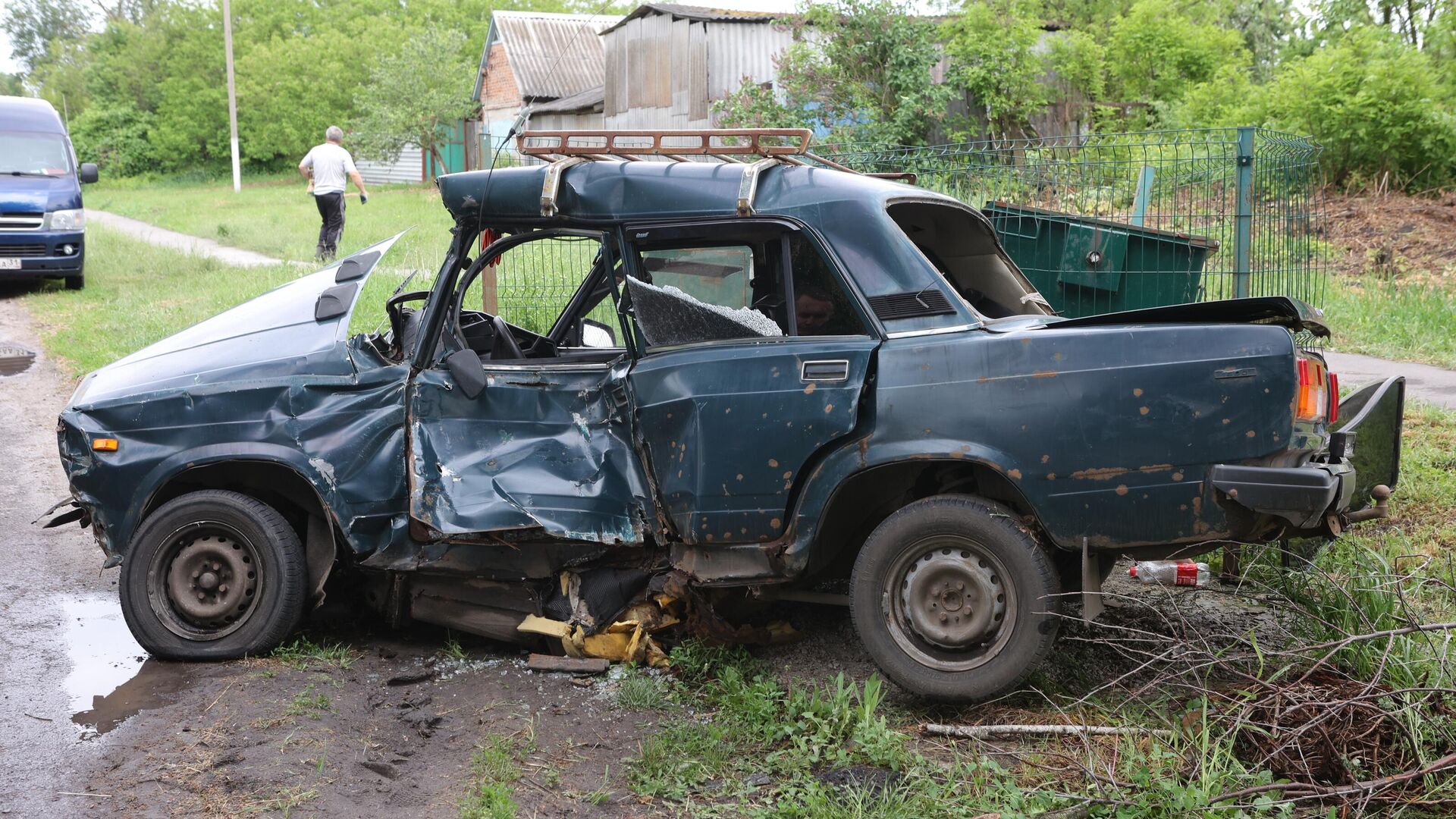 Машина, поврежденная в результате атаки ДРГ, в Белгородской области - اسپوتنیک افغانستان  , 1920, 26.08.2023