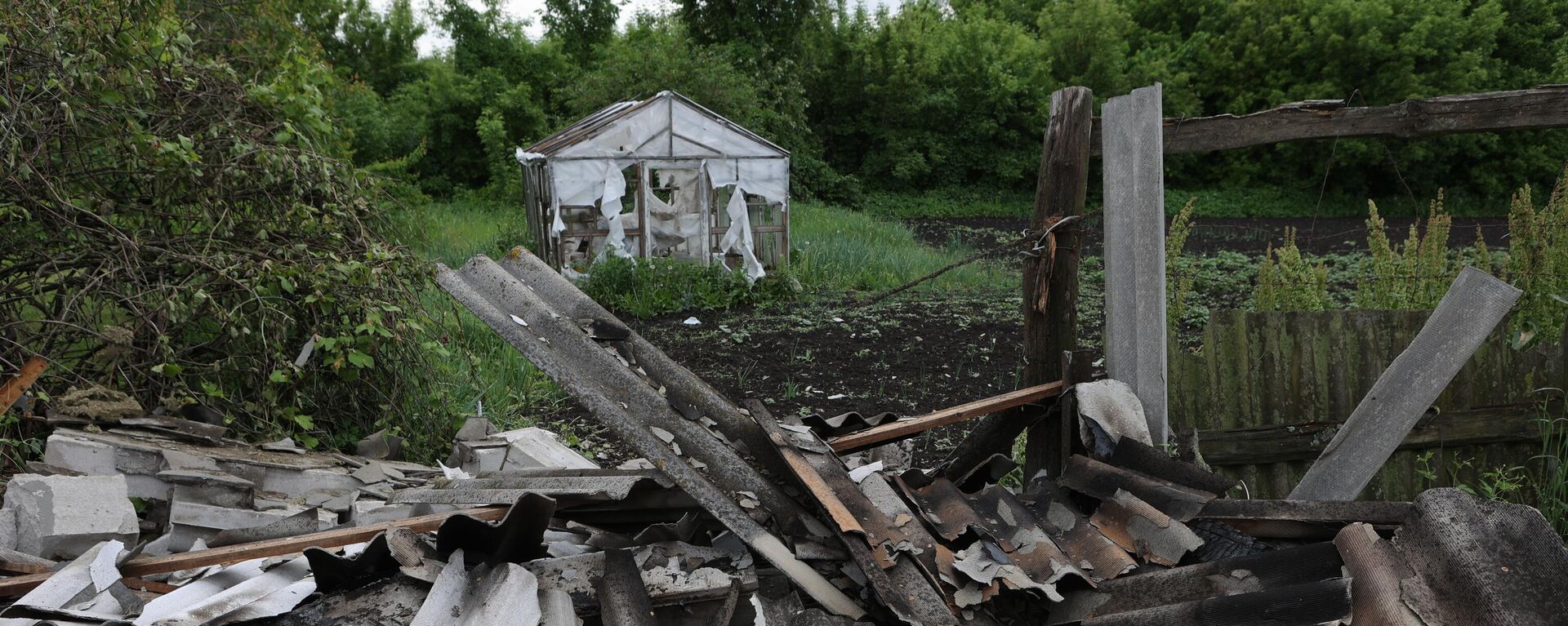 Жилой дом, разрушенный в результате атаки диверсионно-разведывательной группы, в Белгородской области - اسپوتنیک افغانستان  , 1920, 12.10.2023