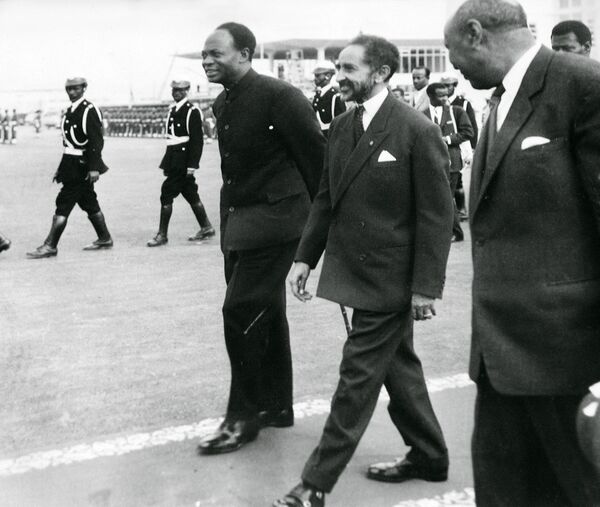 بازتولید یک عکس از دوسیه به تاریخ 25 می 1963 امپراتور اتیوپی هایله سلاسی  و بنیانگذار و اولین رئیس جمهور گانا کوامه نکرومه  را در طول تشکیل سازمان وحدت افریقا در آدیس آبابا نشان می دهد. گانا، اولین کشور سیاه پوست افریقایی که زنجیر حکومت بریتانیا را رها کرد، پنجاهمین سالگرد استقلال خود را به تاریخ 6 مارچ 2007 جشن می گیرد. - اسپوتنیک افغانستان  