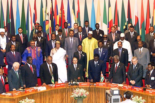 حدود 33 رئیس جمهور و رهبران دولت در 10 جون 2000 در جریان جلسه افتتاحیه سی و ششمین اجلاس سران سازمان وحدت آفریقا (OAU) در لومه، به یاد بنیانگذاران فقید اتحادیه افریقا، از جمله پادشاه مراکو حسن دوم، یک دقیقه سکوت کردند. این نشست که بر روی ایدز، بخشش قرض ها، جنگ داخلی و طرحی برای اتحادیه سیاسی و اقتصادی افریقا متمرکز بود، در ظهر توسط عبدالعزیز بوتفلیقه، رئیس OAU ، رئیس دولت الجزایر باز اعلام شد.  - اسپوتنیک افغانستان  