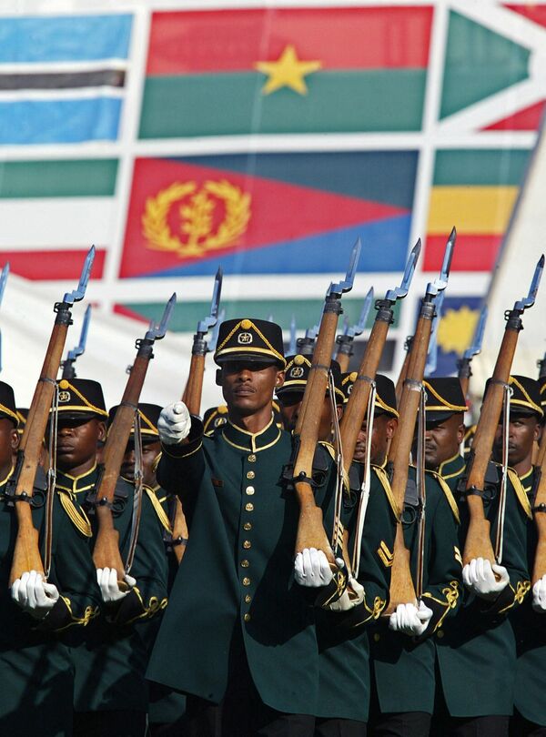 رژه سربازان افریقای جنوبی در مراسم راه اندازی رسمی اتحادیه آفریقا (AU) 09 جون 2002 در دوربان. اولین جلسه اتحادیه 53 عضوی اتحادیه افریقا که جایگزین سازمان وحدت افریقا می شود، توسط تابو امبکی، رئیس جمهور افریقای جنوبی، که برای اولین سال ریاست این نهاد جدید پان-افریقایی را بر عهده خواهد داشت، افتتاح شد. اتحادیه اروپا از اتحادیه اروپا الگوبرداری شده است و پیشنهاد ایجاد شورای صلح و امنیت افریقا، پارلمان افریقا، محکمه مشترک عدالت، بانک مرکزی و واحد پول واحد را دارد. - اسپوتنیک افغانستان  