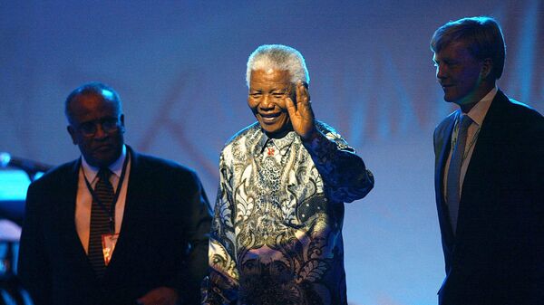Бывший президент Южной Африки Нельсон Мандела  в сопровождении генерального секретаря Организации африканского единства  Салима Ахмеда Салима и наследного принца Нидерландов Виллема Александра во время открытия Водного купола в Йоханнесбурге 28 августа 2002 года - اسپوتنیک افغانستان  