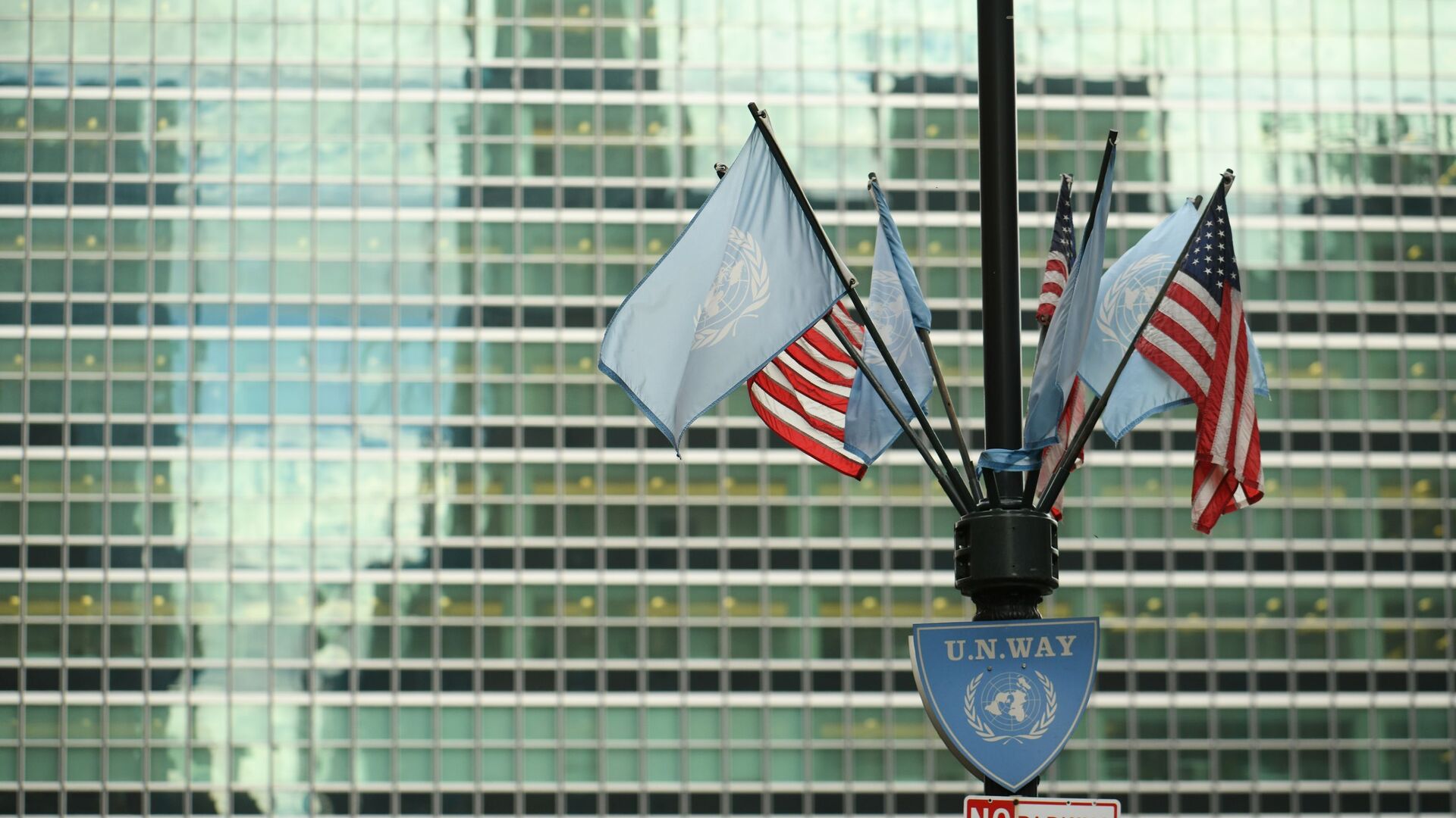 Флаги США и ООН у здания штаб-квартиры ООН в Нью-Йорке - اسپوتنیک افغانستان  , 1920, 26.05.2023