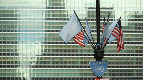 Флаги США и ООН у здания штаб-квартиры ООН в Нью-Йорке - اسپوتنیک افغانستان  