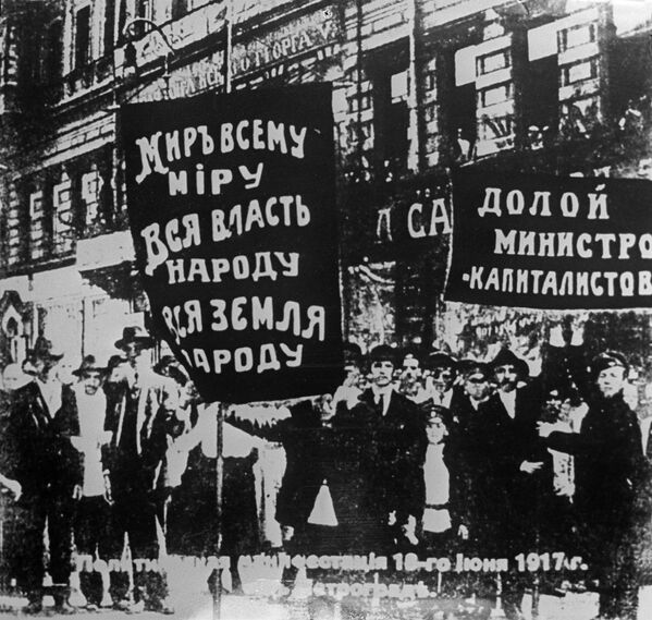 تظاهرات سیاسی خواستار سرنگونی دولت موقت و انتقال قدرت به شوروی. پتروگراد، 18 جون 1917. - اسپوتنیک افغانستان  