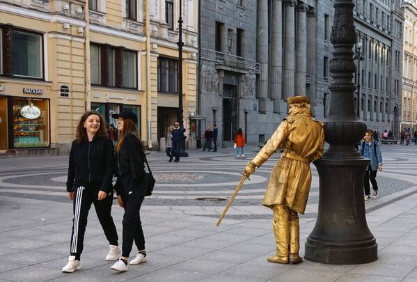 دختران در هنگام پیاده روی در سن پترزبورگ. - اسپوتنیک افغانستان  