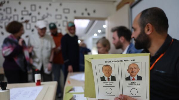 Бюллетени на одном из избирательных участков в Анкаре во время второго тура президентских выборов в Турции - اسپوتنیک افغانستان  