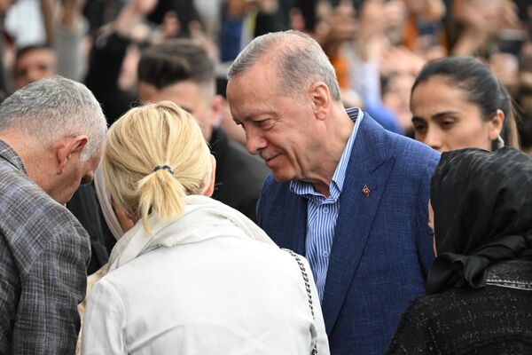 رجب طیب اردوغان رئیس جمهور فعلی ترکیه در دور دوم انتخابات ریاست جمهوری ترکیه در استانبول به طرف صندوق های انتخابات رفت. رجب طیب اردوغان، رئیس فعلی دولت و کمال قلیچداراوغلو، نامزد واحد اپوزسیون، در دور دوم انتخابات شرکت می کنند. - اسپوتنیک افغانستان  