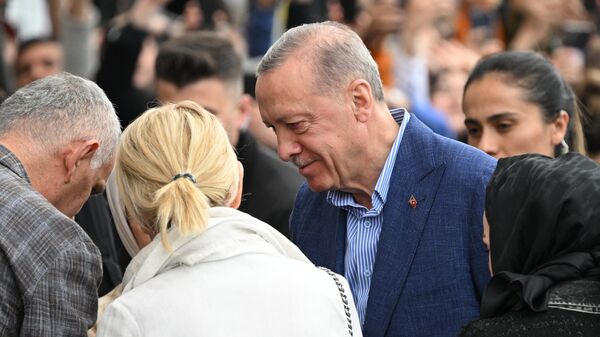 Действующий президент Турции Реджеп Тайип Эрдоган идет на голосование в избирательный участок в Стамбуле - اسپوتنیک افغانستان  