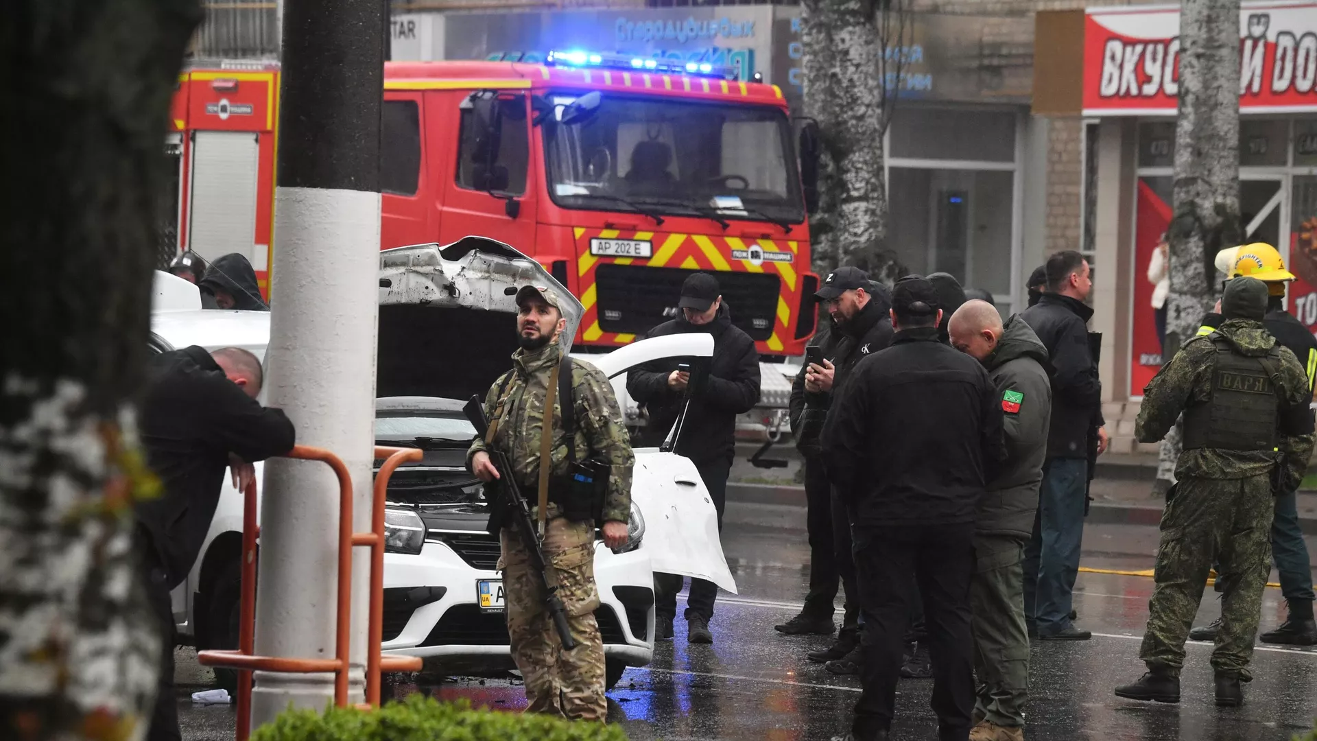 Сотрудники экстренных служб на месте взрыва автомобиля на улице Богдана Хмельницкого в Мелитополе