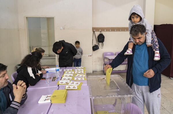 مردی در روز رای گیری دور دوم ریاست جمهوری در یک مرکز رای گیری در استانبول در 28 می 2023 رای خود را به صندوق انداخت. ترکیه در 28 می 2023 در دور دومی تاریخی رای داد که رئیس جمهور رجب طیب اردوغان به عنوان گزینه اصلی برای تمدید دو دهه آن وارد می شود. از حکومت با ریشه اسلامی او تا سال 2028.  - اسپوتنیک افغانستان  