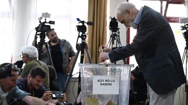 Мужчина голосует на втором туре президентских выборов в Турции - اسپوتنیک افغانستان  