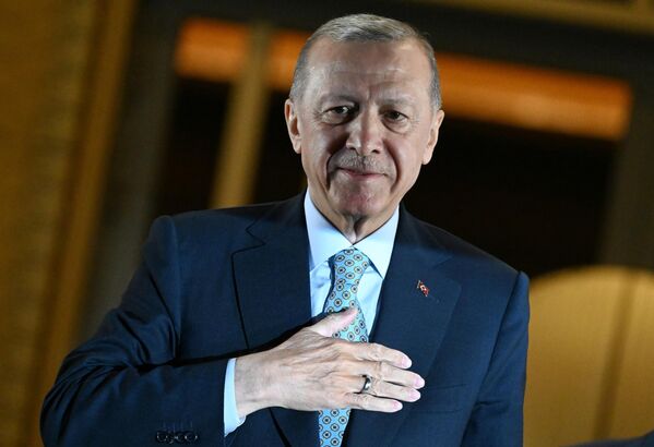 احمد ینر، رئیس کمیسیون عالی انتخابات ترکیه روز یکشنبه اعلام کرد رجب طیب  اردوغان با کسب بیش از 52 درصد آرا در دور دوم انتخابات ریاست جمهوری ترکیه  پیروز شد. - اسپوتنیک افغانستان  
