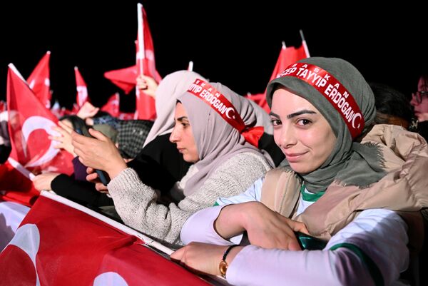 هواداران رجب طیب اردوغان، پیروزی او در انتخابات را جشن می گیرند.رجب طیب اردوغان رئیس جمهور کنونی ترکیه 52.09 درصد و رقیب او کمال  قلیچداراوغلو - 47.91 درصد آرا را پس از پردازش بیش از 99 درصد صندوق ها  به خود اختصاص دادند. - اسپوتنیک افغانستان  
