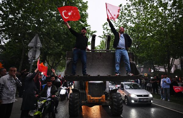 هواداران رجب طیب اردوغان، پیروزی او در انتخابات را جشن می گیرند.رجب طیب اردوغان رئیس جمهور کنونی ترکیه 52.09 درصد و رقیب او کمال  کیلیچداراوغلو - 47.91 درصد آرا را پس از پردازش بیش از 99 درصد صندوق ها  به خود اختصاص دادند. - اسپوتنیک افغانستان  