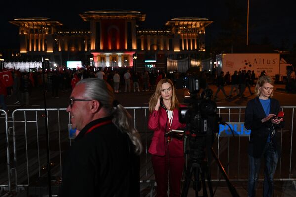 خبرنگاران در برابر کاخ ریاست جمهوری در انقره پس از پایان دور دوم انتخابات ریاست جمهوری ترکیه. - اسپوتنیک افغانستان  