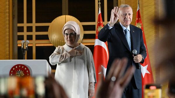 Действующий президент Турции Реджеп Тайип Эрдоган и супруга президента Турции Эмине Эрдоган на площади у Президентского дворца в Анкаре - اسپوتنیک افغانستان  