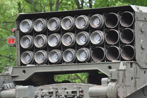 موشک های غیر قابل هدایت در پرتابگر سیستم شعله افکن سنگین&quot;سونتسپک تی او اس-1ای&quot; نیروهای مسلح فدراسیون روسیه در منطقه عملیات ویژه. - اسپوتنیک افغانستان  