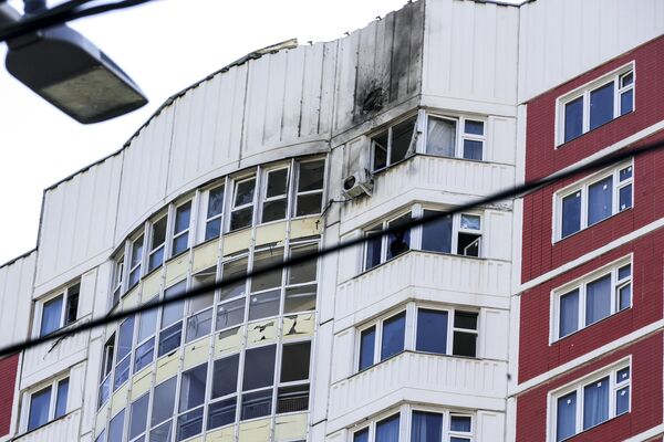 این عکس بخشی از یک ساختمان آپارتمانی را نشان می‌دهد که بنا بر گزارش‌ها توسط پهپاد اوکراینی در مسکو، آسیب دیده است. 30 می 2023. - اسپوتنیک افغانستان  