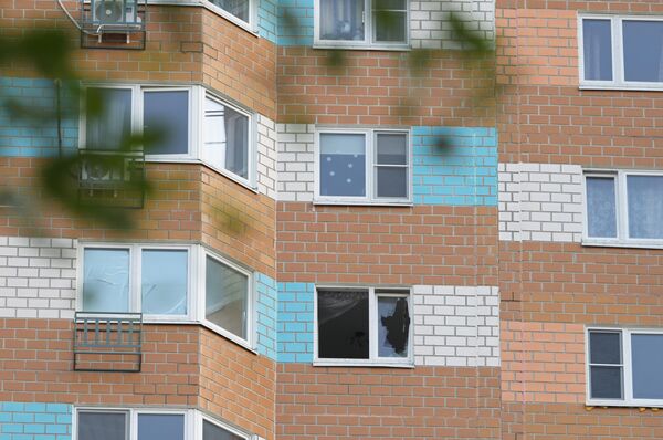 شکستن شیشه های یکی از ساختمان های مسکونی که بر اثر حمله هواپیمای بدون سرنشین در سرک پروفسویوزنایا. هواپیمای بدون سرنشین به پنجره اپارتمان طبقه 16 برخورد کرد. - اسپوتنیک افغانستان  