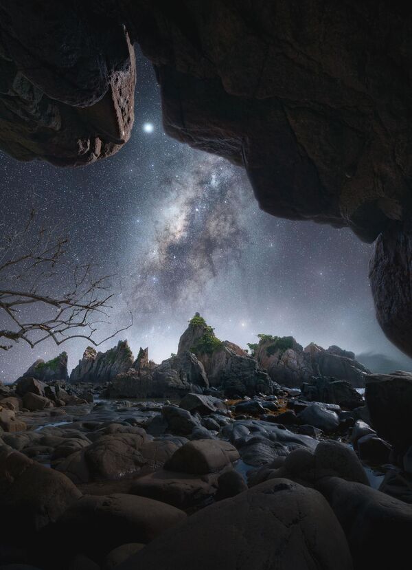 اثری به نام « درخشش جی جی هیو در تاریکی»، عکاس، گری بهازتارا، جزیره سوماترا، اندونزیا.شکل های صخره ای مانند دندان های تمساح می مانند که به نام « ساحل دندان های تمساح» (پانتا جی جی هیو به زبان اندونزیا) معروف است. - اسپوتنیک افغانستان  