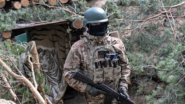 Боец спецназа Ахмат на позиции кременского участка фронта в Донбассе - اسپوتنیک افغانستان  