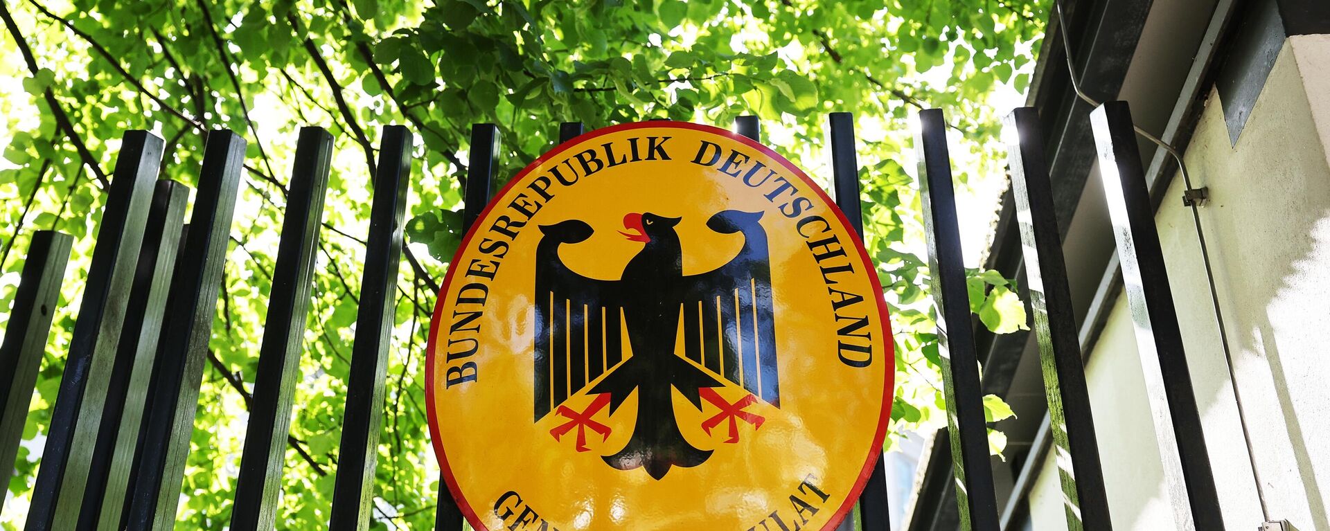 Табличка с гербом у проходной Генерального консульства Германии в Калиниграде - اسپوتنیک افغانستان  , 1920, 31.05.2023