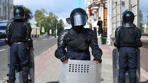 Сотрудники правоохранительных органов перед началом несанкционированной акции оппозиции в Минске - اسپوتنیک افغانستان  