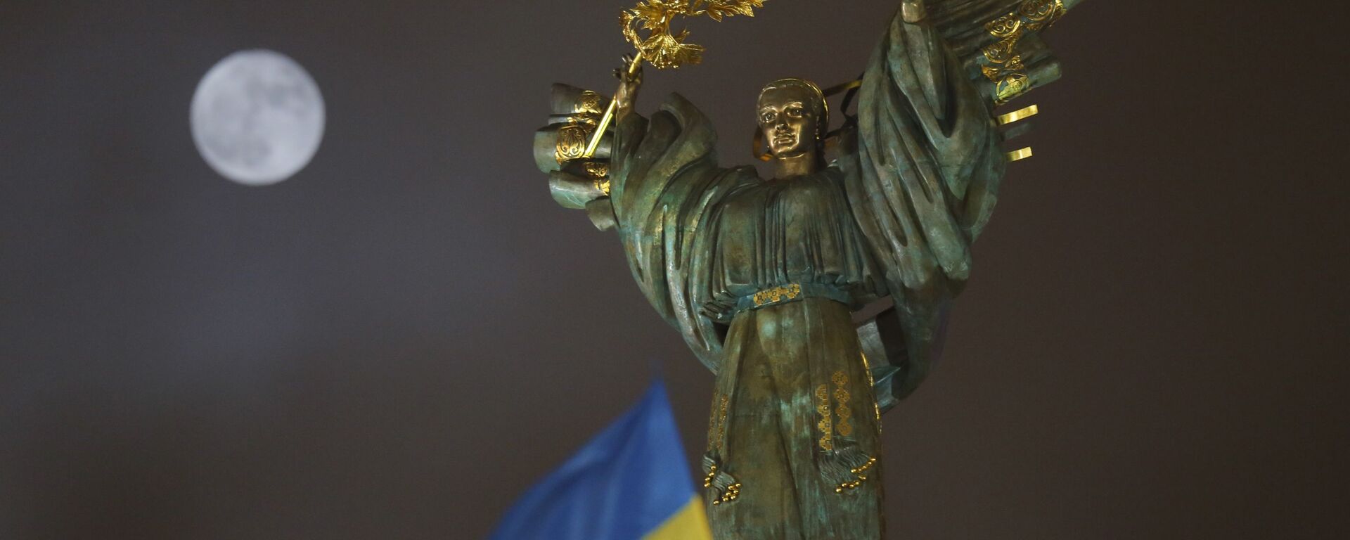 Полная луна в небе над Монументом Независимости Украины в Киеве - اسپوتنیک افغانستان  , 1920, 01.06.2023