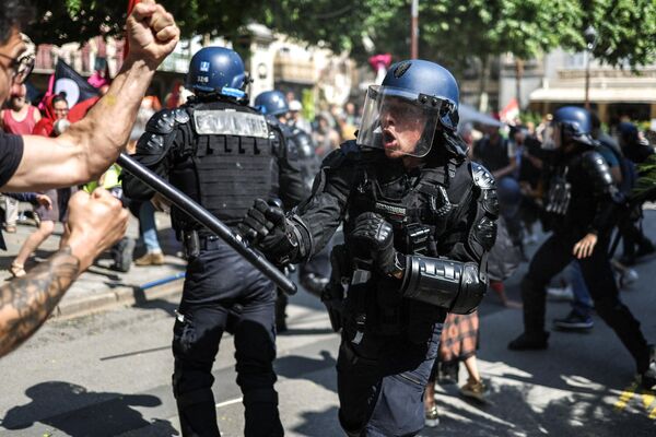 درگیری معترضان با ژاندارم های فرانسوی در جریان تظاهرات علیه اصلاحات حقوق بازنشستگی در حاشیه بیست و پنجمین کنفرانس شهرهای کوچک (Assises des petites villes de France) در میلو، جنوب فرانسه، در 1 جون 2023. - اسپوتنیک افغانستان  