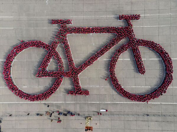 هزاران نفر در پارک اوهیگینز در سانتیاگو، شیلی، شنبه، 27 می 2023، برای ایجاد بزرگترین تصویر از دوچرخه در تلاش برای شکستن یک رکورد جهانی گینس در کنار هم ایستاده اند. این تلاش توسط دولت منطقه برای تبلیغ سازماندهی شد. بازی های پان آمریکن 2023 که از اکتبر در پایتخت شیلی برگزار می شود. - اسپوتنیک افغانستان  