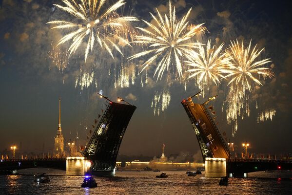 آتش بازی بر فراز پل متحرک کاخ از طریق دریایی نوا در طول جشن های سی و بیستمین سالگرد سنت سنت منفجر می شود. پترزبورگ، در سن پترزبورگ پترزبورگ، روسیه، اوایل یکشنبه، 28 می2023. - اسپوتنیک افغانستان  