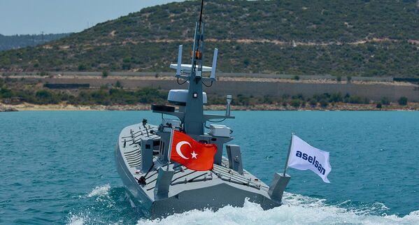 شرکت ترکیه ای Aselsan در سپتامبر 2021 نمونه اولیه ربات سطح Albatros-s را ارائه داد.   این قایق با استفاده از فناوری مخفیانه ساخته شده است و مزیت اصلی آن توانایی کار به عنوان بخشی از &quot;روی&quot; و قایق های بدون سرنشین مشابه است. - اسپوتنیک افغانستان  