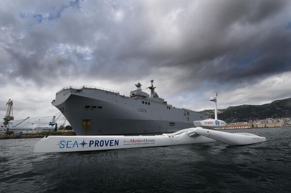 کشتی خودمختار Sphyrna (USV - Unmanned Surface Vehicle) آخرین آزمایشات را در 13 آگوست 2018 در بندر تولون در جنوب فرانسه قبل از عزیمت به پناهگاه دریایی Pelagos برای مطالعه پستانداران دریایی انجام می دهد.  از اواسط ماه جولای، یک قایق‌ بدون سرنشین شکل پلینزی در سواحل تولون حرکت می‌کند که مجهز به میکروفون‌های زیر آب برای ضبط صداهای منتشر شده از نهنگ‌های اسپرم است.  به لطف Sphyrna، دانشمندان امیدوارند که بتوانند حرکات خود را برای محافظت از گونه های در حال انقراض بهتر رمزگشایی کنند.   - اسپوتنیک افغانستان  