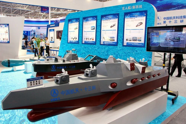چین پروژه یک کشتی جنگی بدون سرنشین خودران را در سال 2017 ارائه کرد. این یک کشتی تهاجمی برای دفاع ساحلی و دفاع ضد زیردریایی است که با این حال می تواند در عملیات تهاجمی نیز شرکت کند. - اسپوتنیک افغانستان  