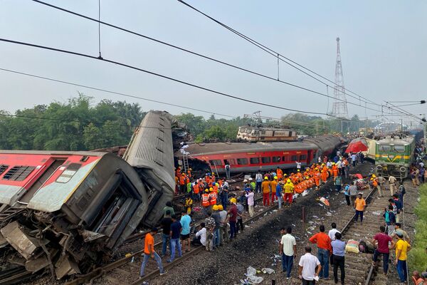 امدادگران در محل حادثه قطارهای مسافری، در منطقه بالاسوره، در ایالت شرقی اوریسا هند، شنبه، 3 جون 2023، کار می کنند. - اسپوتنیک افغانستان  