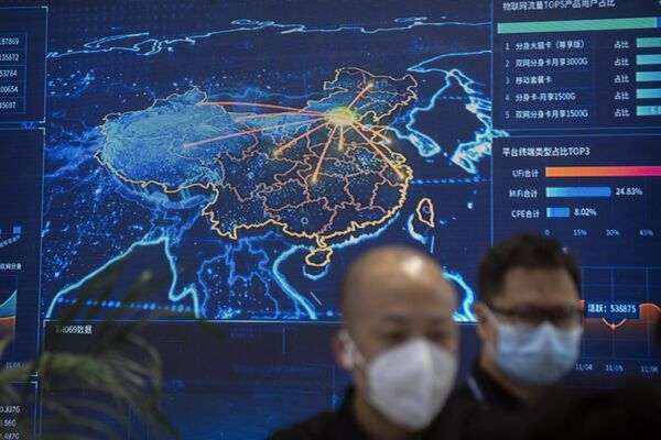 بازدیدکنندگانی که ماسک به چهره دارند، در نزدیکی نمایشگری که نقشه الکترونیکی چین را در نمایشگاه PT Expo نشان می دهد، ایستاده اند. - اسپوتنیک افغانستان  