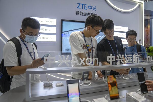 بازدیدکنندگان در نمایشگاه PT Expo به گوشی های هوشمند شرکت فناوری چینی ZTE نگاه می کنند. - اسپوتنیک افغانستان  