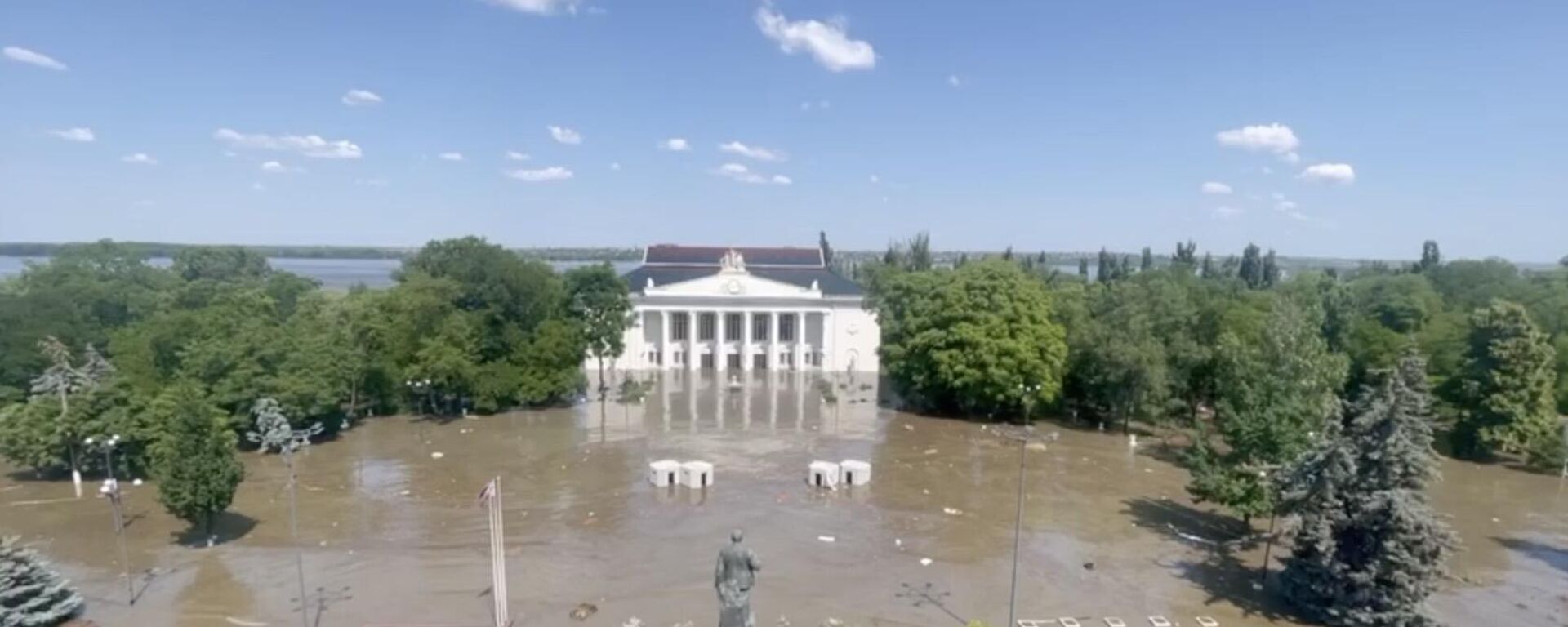 Затопленный центр Новой Каховки. Кадр видео - اسپوتنیک افغانستان  , 1920, 06.06.2023