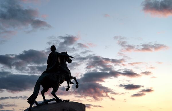 بنای یادبود اولین امپراتور روسیه پیتر کبیر &quot;سوار برنزی&quot; در میدان سنا در شب های سفید در سن پترزبورگ. - اسپوتنیک افغانستان  