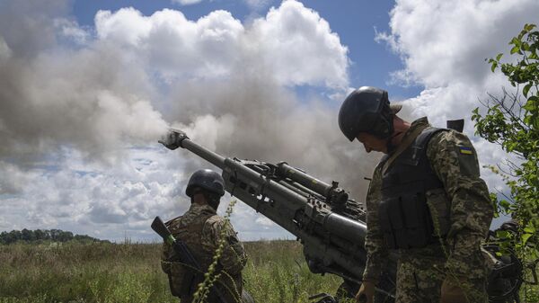 Украинские военнослужащие ведут огонь из гаубицы M777. Архивное фото - اسپوتنیک افغانستان  