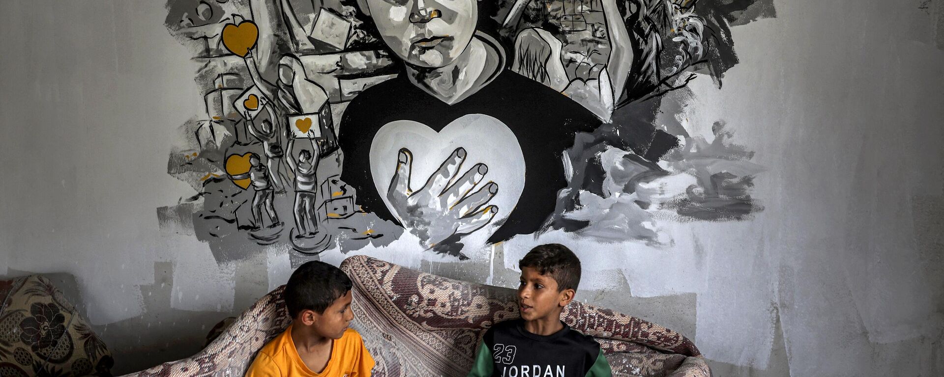 Палестинские дети сидят под фреской во время выставки под названием Oккупация убивает детство в Газе, Палестина - اسپوتنیک افغانستان  , 1920, 10.06.2023