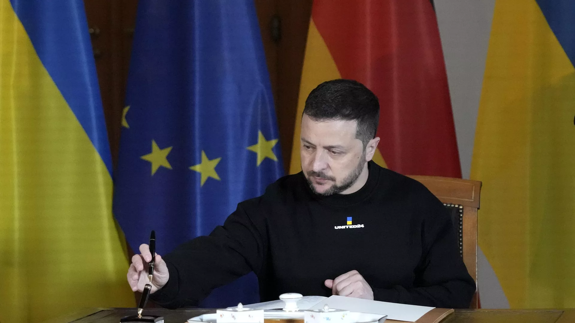 Президент Украины Владимир Зеленский готовится подписать Золотую книгу во дворце Бельвю в Берлине, Германия Президент Украины Владимир Зеленский готовится подписать Золотую книгу во дворце Бельвю в Берлине, Германия - اسپوتنیک افغانستان , 1920, 17.11.2023