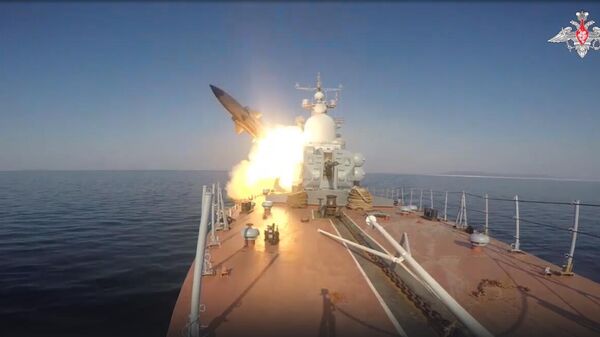 Катера Тихоокеанского флота выполняют стрельбу крылатыми ракетами Москит по морской цели условного противника. Скриншот видео - اسپوتنیک افغانستان  