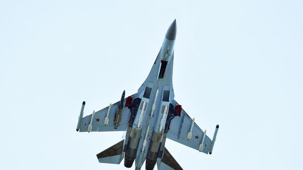 Истребитель Су-35 авиагруппы Восточного военного округа Вооруженных сил России, оснащенный авиационными ракетами - اسپوتنیک افغانستان  